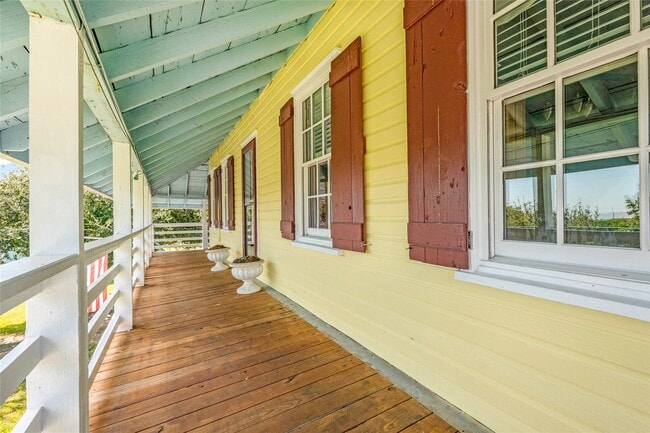 Building Photo - 813 Nelson Ave