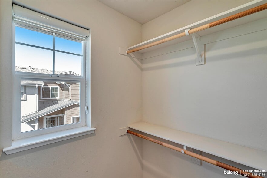 Building Photo - 389 Basswood Common