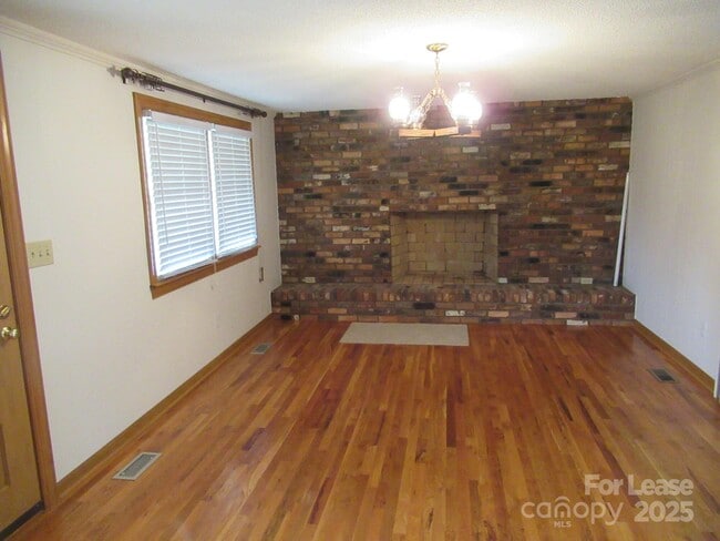 Building Photo - 1357 Beal Rd