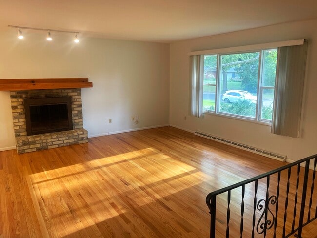 Building Photo - 1522 Cameron Dr