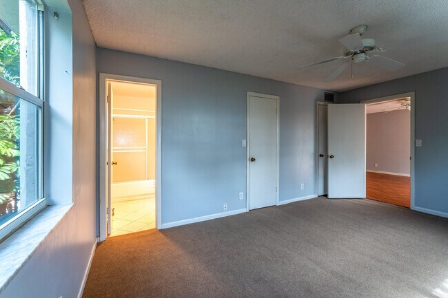 Building Photo - 5951 NE 14th Ln