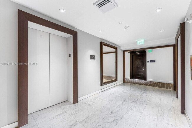 Building Photo - 200 Biscayne Blvd Way