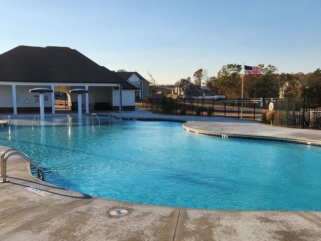 Building Photo - FOR LEASE: END UNIT TOWNHOME LOCATED IN LE...