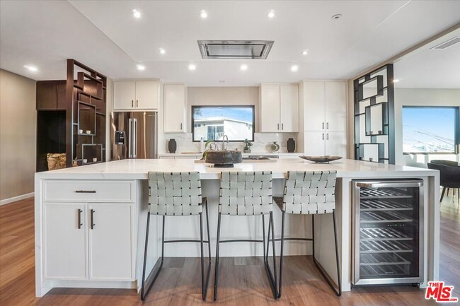 Building Photo - 2019 N Sycamore Ave