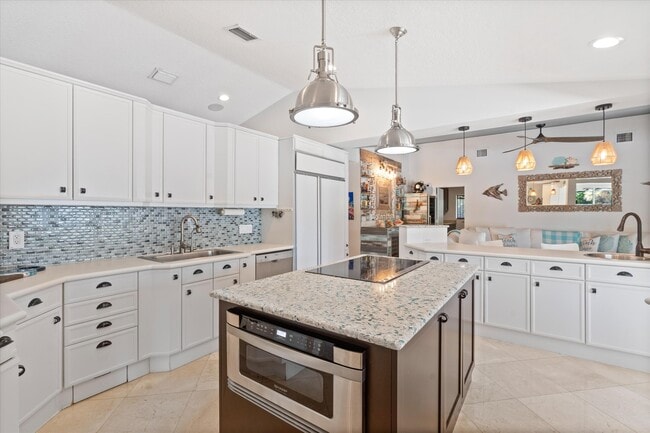 Building Photo - 830 NE Boca Bay Colony Dr