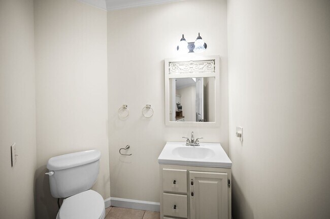 Building Photo - 11750 Village Green Dr