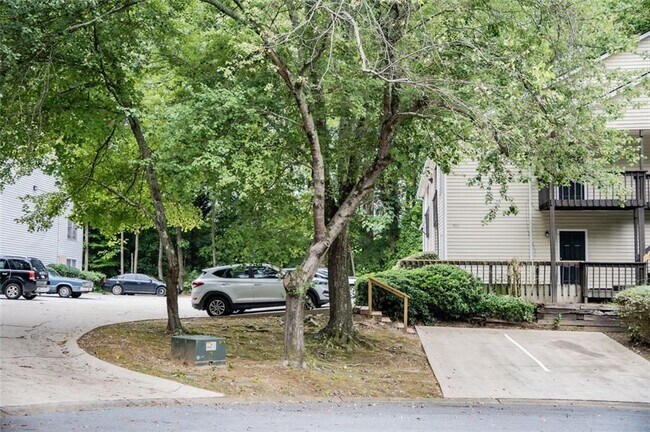 Building Photo - 1600 Oakpoint Dr SW