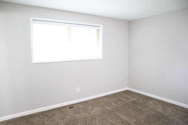 Building Photo - 10111 NE Tanglewood Dr