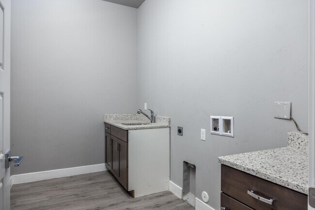Building Photo - 1861 N Mountain View Dr