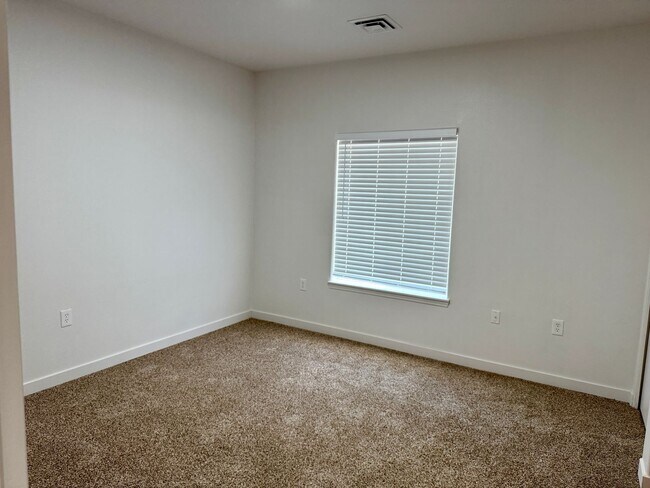 Building Photo - Amazing Remodel-5 Bed 3 bath duplex unit