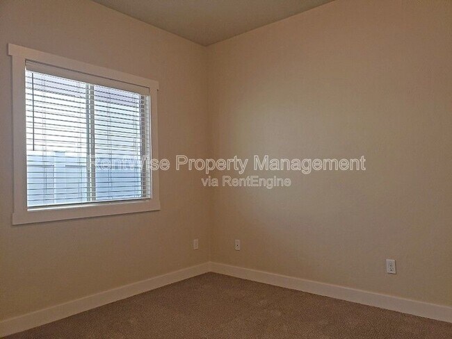 Building Photo - 2754 Vallin Ave N