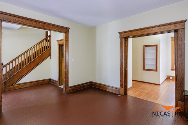 Building Photo - 2064 Indianola Ave