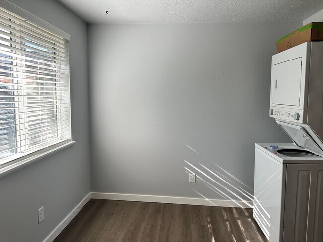 Building Photo - Updated 2-Bedroom 1 Bathroom Near Whitewat...