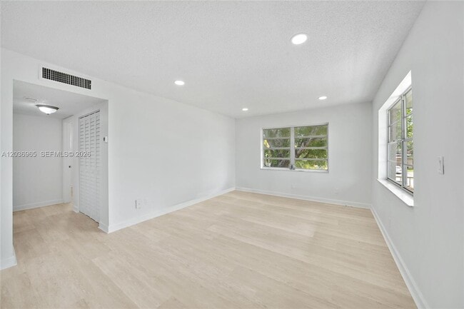 Building Photo - 6211 SW 37th St