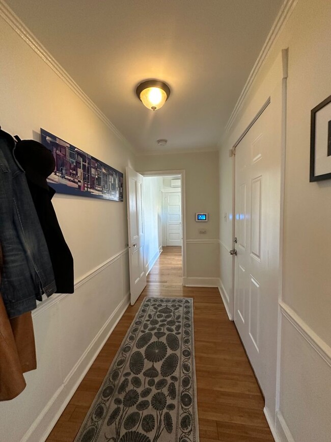 Building Photo - Secluded 2+1 close to Paramount Studios, H...