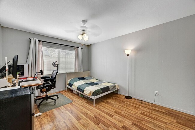 Building Photo - 2 Bedroom Condo w/ Patio & 1 Car Attached ...