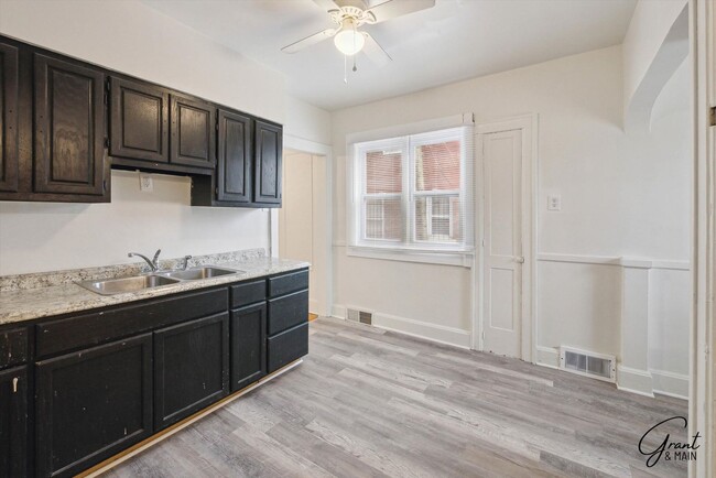 Building Photo - 3 bedroom $1450