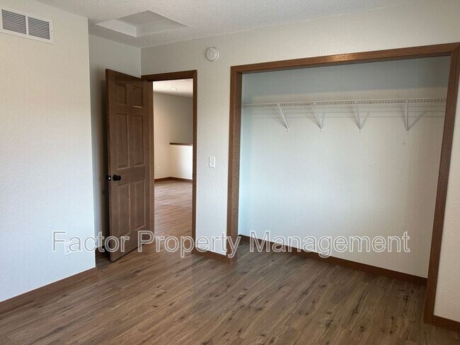Building Photo - 154 Balcerzak Dr
