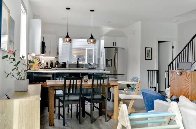 Building Photo - Modern 3 bed/ 2.5 bath townhome in Ballard!