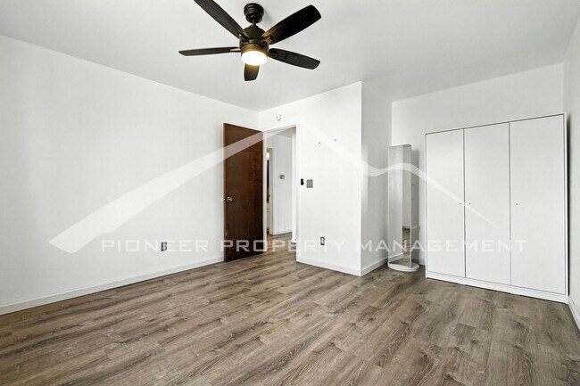 Building Photo - Spacious Home with Washer/Dryer and Centra...