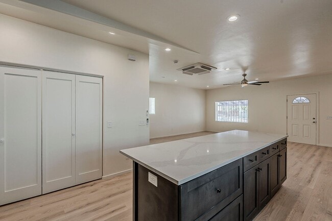 Building Photo - 1625 E 8th St