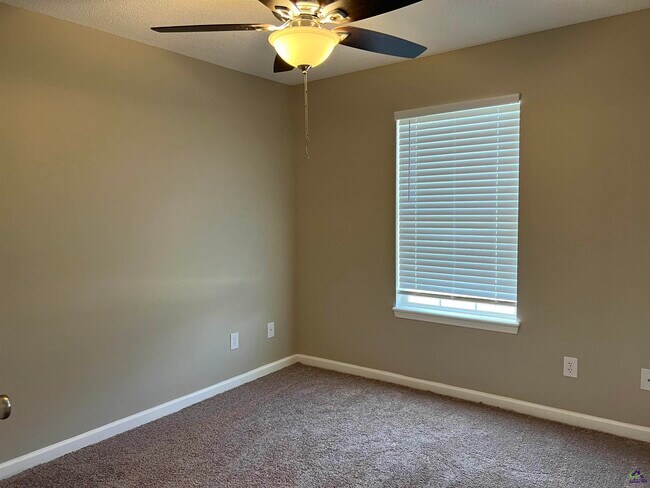 Building Photo - 203 Bryson Way