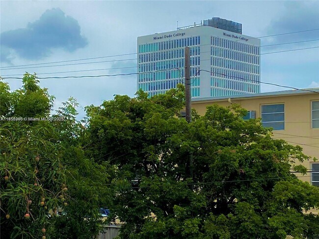 Building Photo - 931 SW 29th Ave