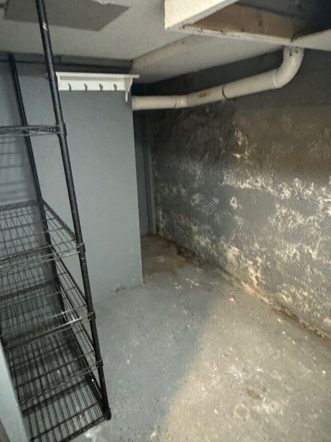 Building Photo - Charming 1920's Home with Large Backyard