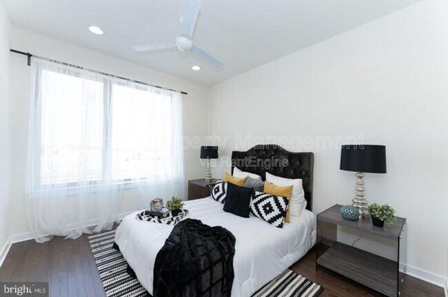 Building Photo - 2142 Kensington Walk