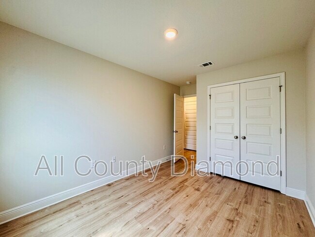 Building Photo - 10 Renea Cv