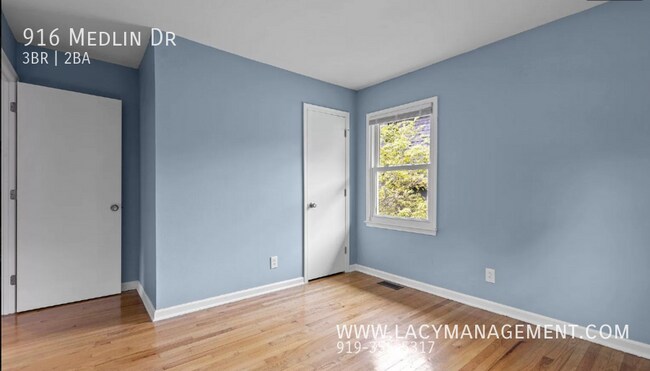 Building Photo - 916 Medlin Dr