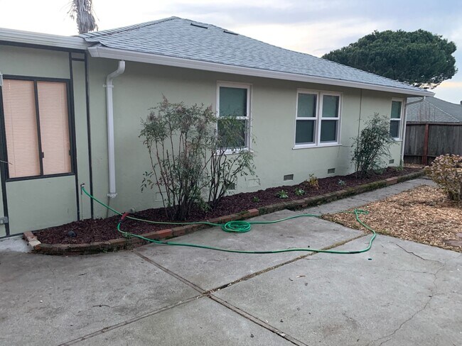 Building Photo - 3 Bedroom San Pablo Home in Tara Hills