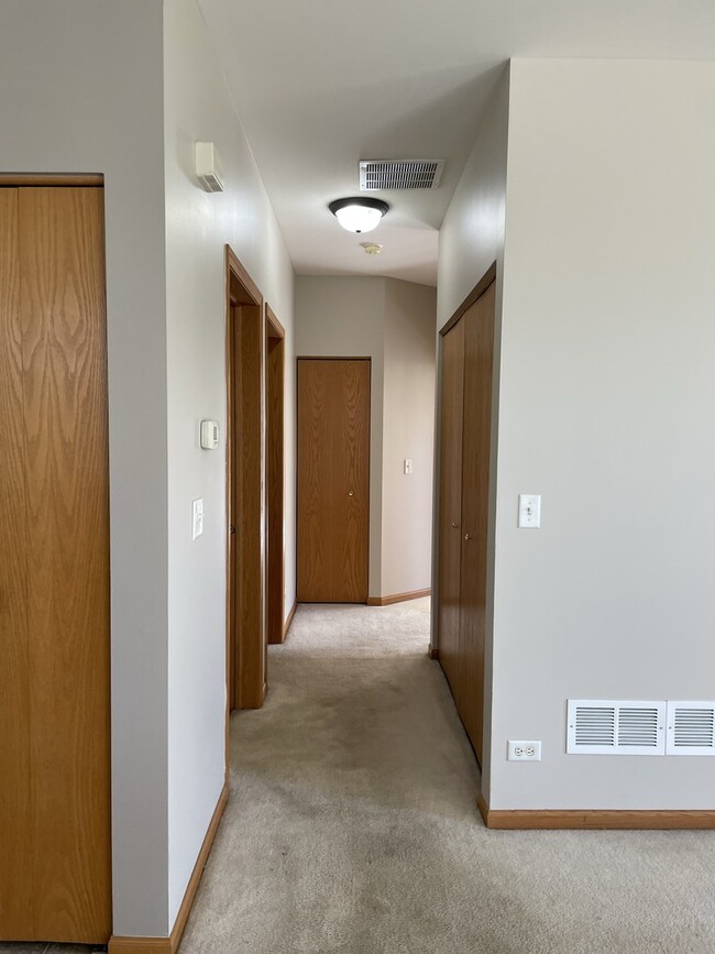 Building Photo - 1531 Millbrook Dr