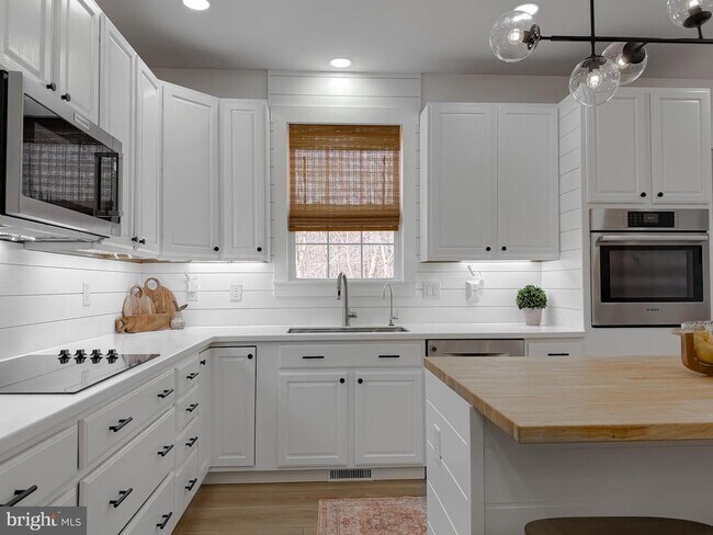 Building Photo - 23185 Pembrook Dr