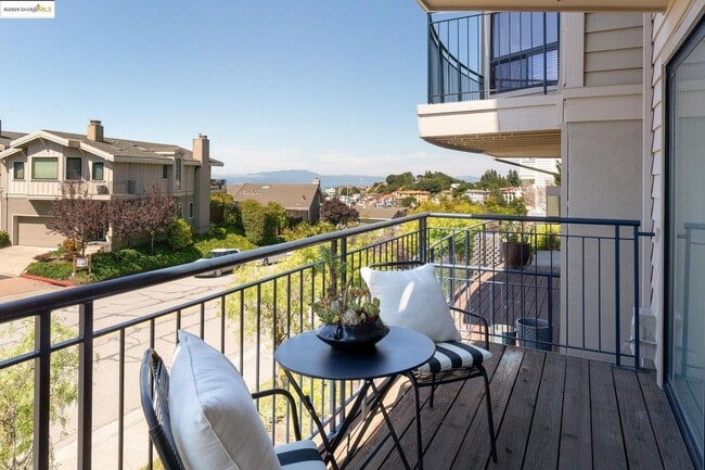 Building Photo - Four Bedroom Home with Panoramic Views