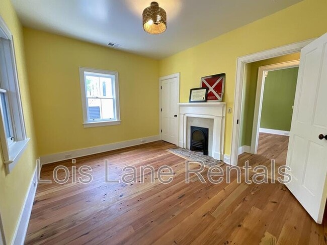 Building Photo - 5 Sheppard St