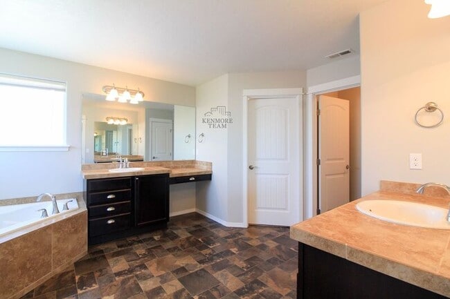 Building Photo - 727 Pinnacle Dr