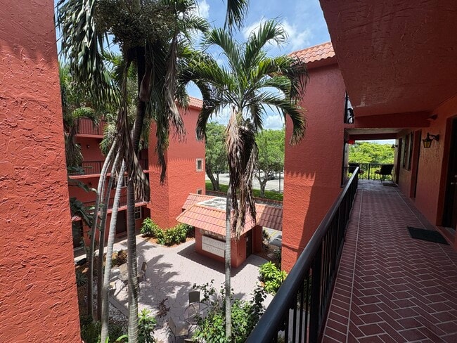Building Photo - 680 Tennis Club Dr