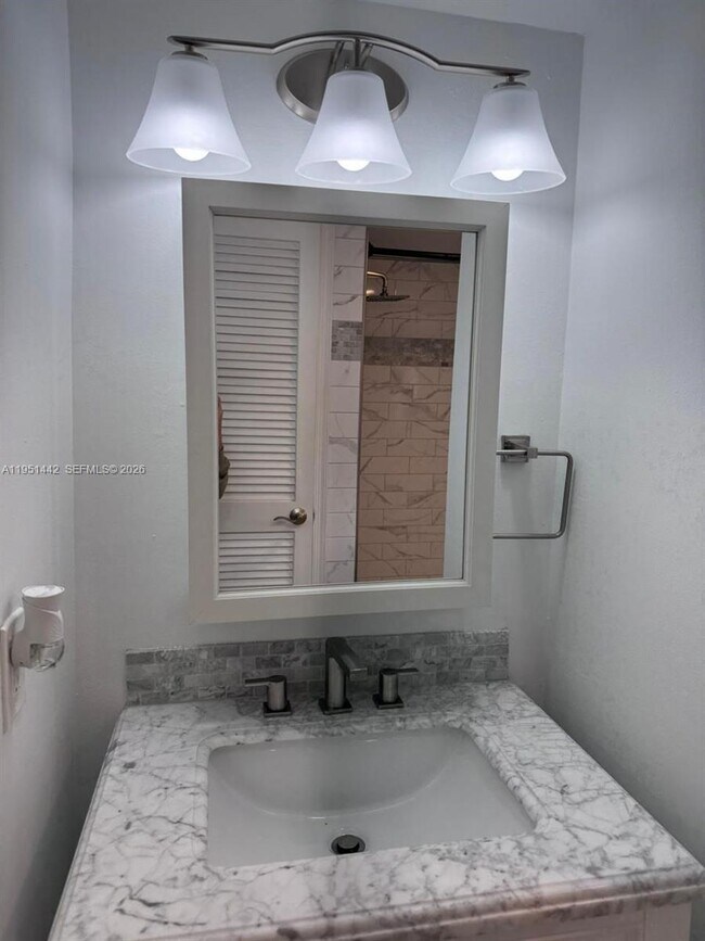 Building Photo - 5917 Vía Vermilya