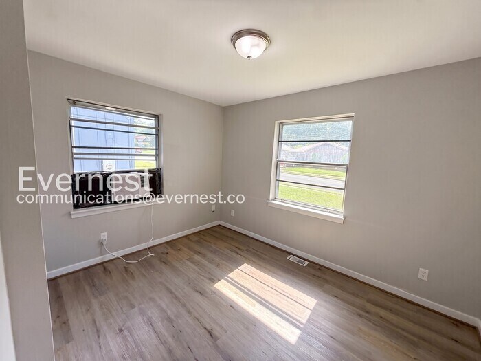 Building Photo - 1645 18th Way SW