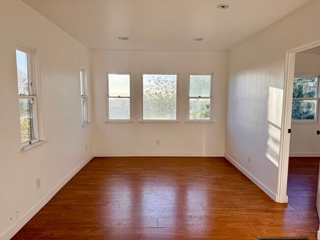 Building Photo - 1343 Quintero St