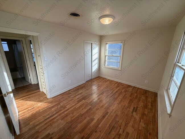 Building Photo - Beautiful- 3 Bedroom 1 bathroom Freshly Painted!