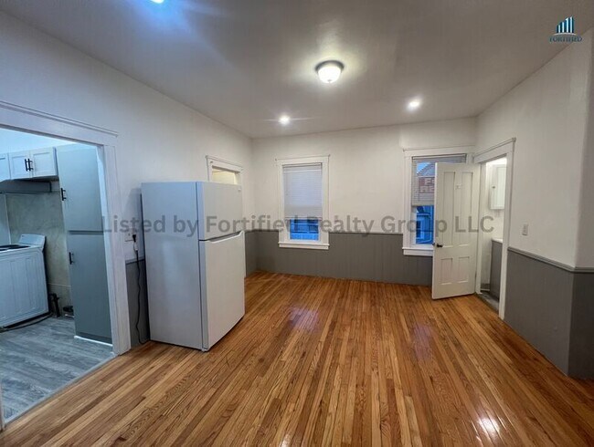 Building Photo - 42 Kilburn St