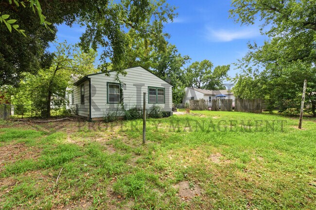 Building Photo - 1620 E Selma St