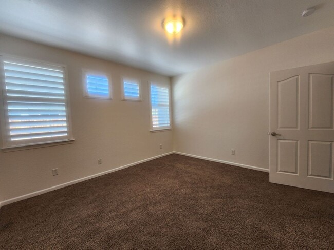 Building Photo - 1086 Silver Coyote Dr