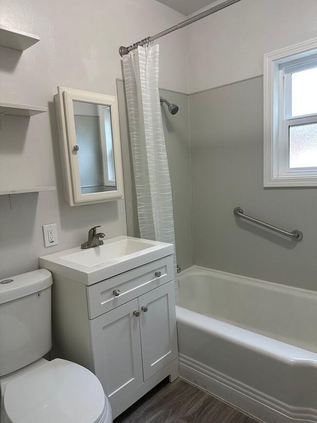 Building Photo - Chestnut-1918/1920