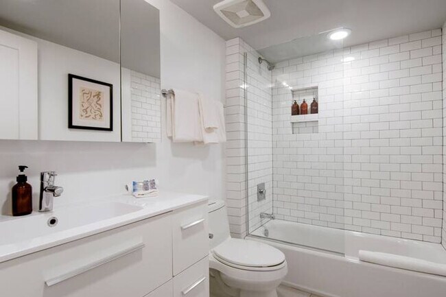 Building Photo - 822 Howard Ave