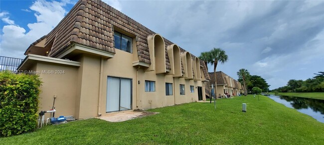 Building Photo - 10908 Royal Palm Blvd