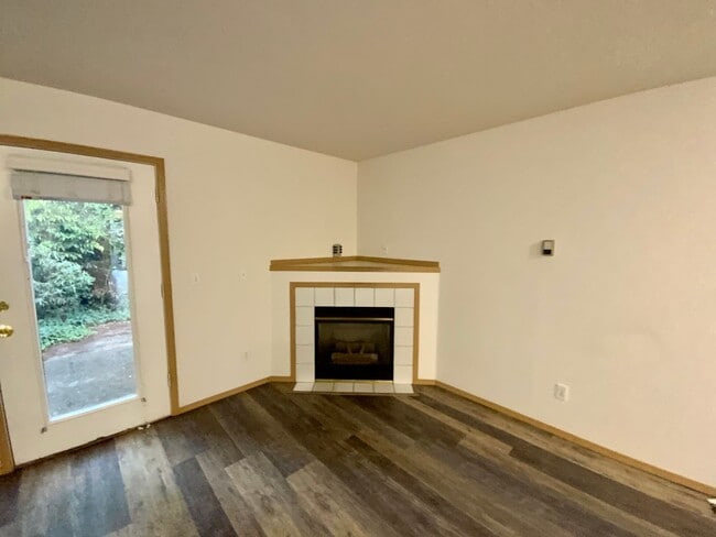 Building Photo - Large 2 Bedroom. 1.5 Bath Townhouse with G...