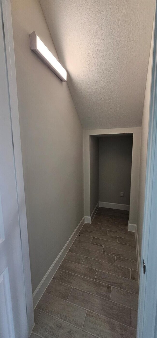 Building Photo - 5461 Empire Dr